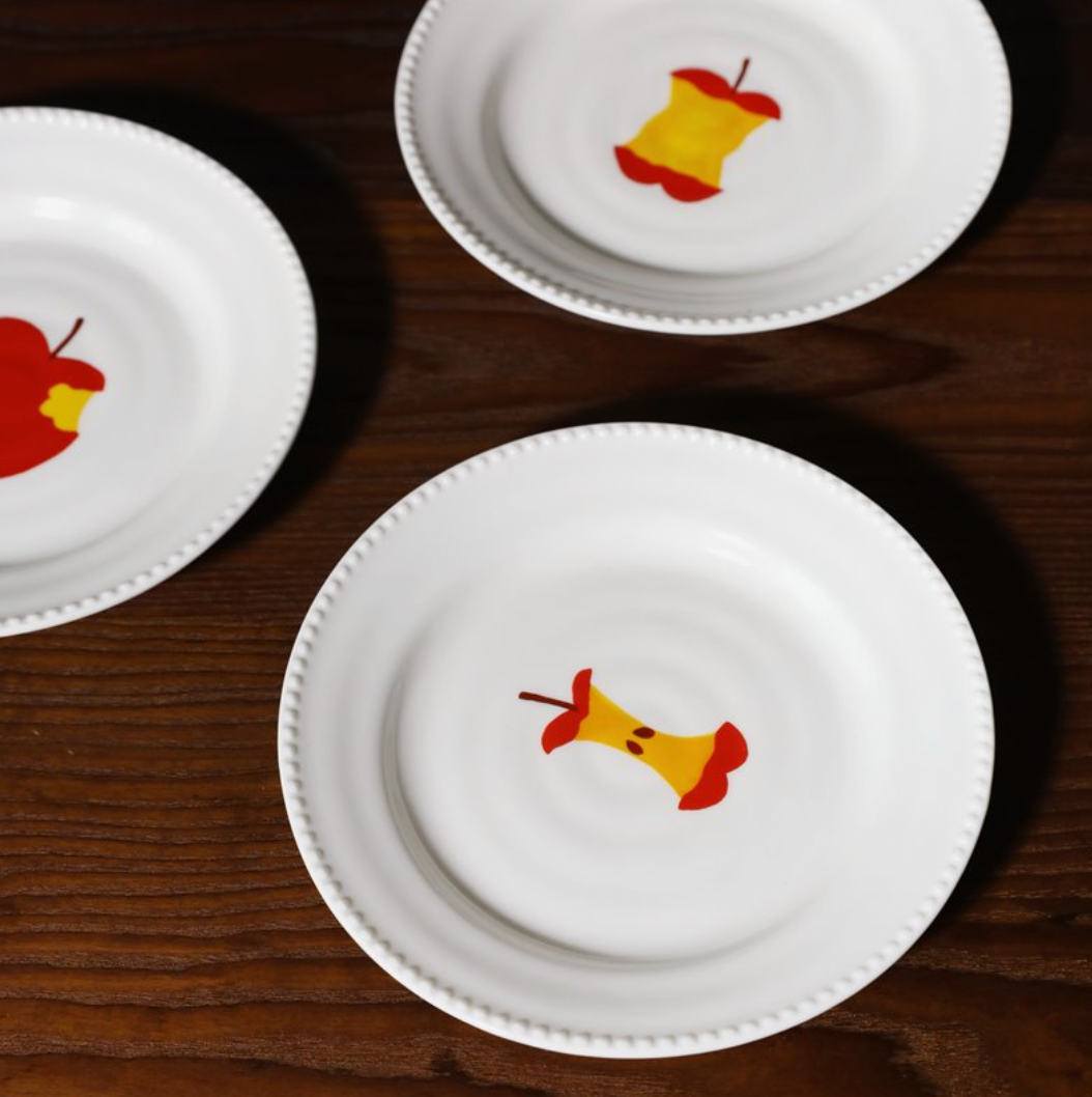 Lot 4 assiettes décor pomme