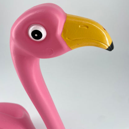 Flamant rose arrosoir